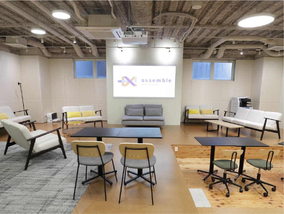 プロジェクターを備えたassemble長岡のイベントスペース