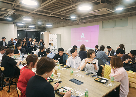 交流会でテーブルを囲む参加者の様子