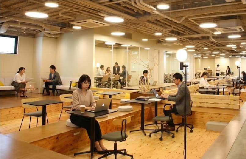 ドロップイン利用できるassemble長岡の作業席